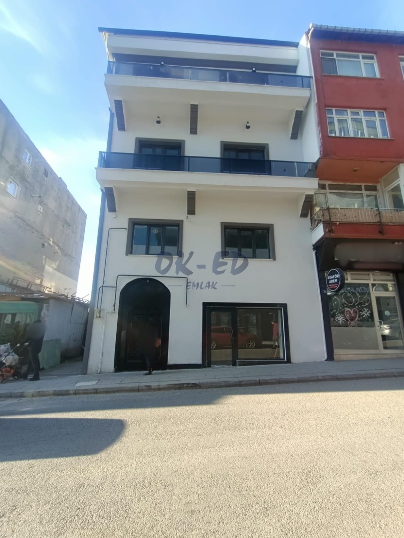 Akarca Mahallesi Orta Cami'de Satılık 3 Katlı Bina