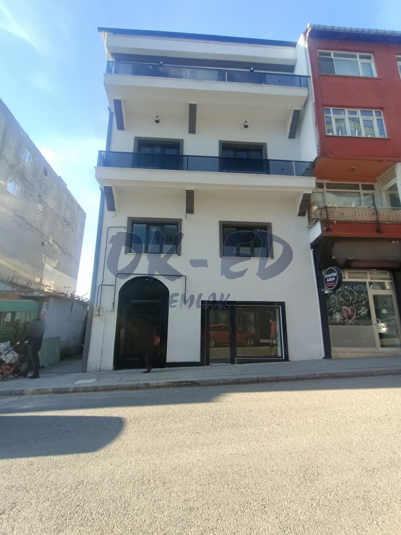 Akarca Mahallesi Orta Cami'de Satılık 3 Katlı Bina