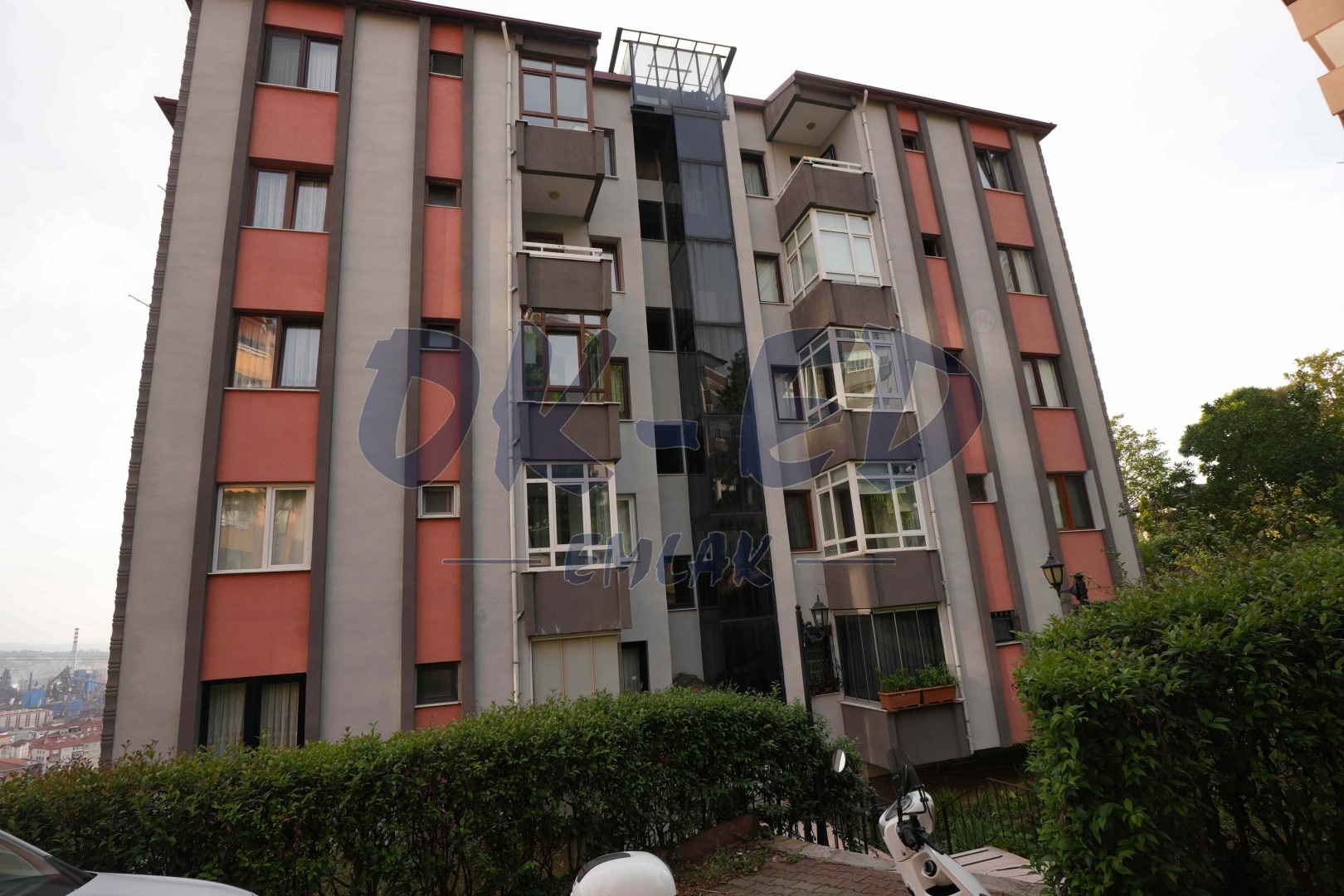 Bağlık Mahallesi Menekşe Sitesinde Satılık 3+1 Daire