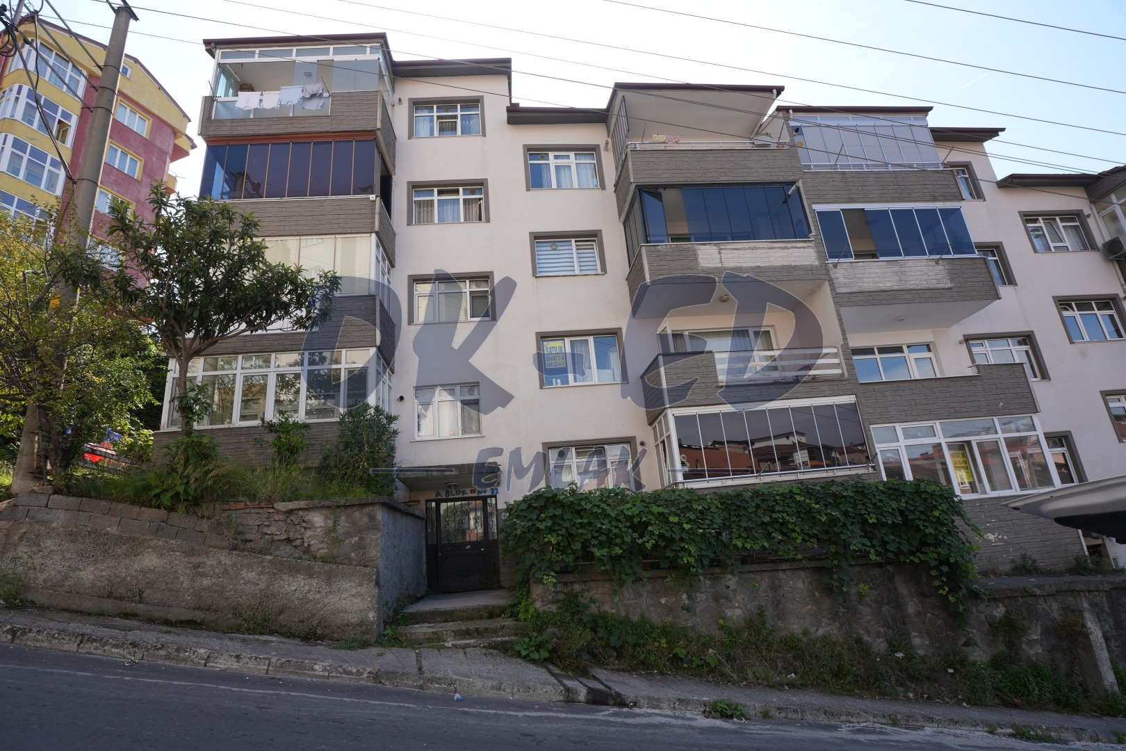 Bağlık Mahallesi Özgürler Sitesinde Satılık 2+1 Daire