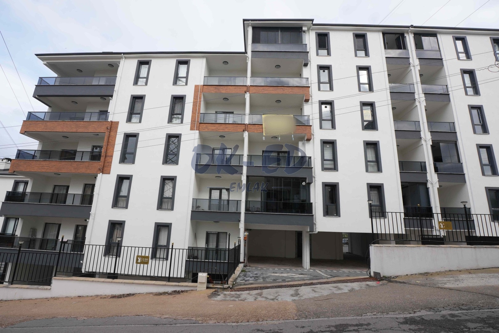 Bağlık Mahallesi Vadi Park Sitesi’nde Satılık 3+1 Daire - Thumbnail 1