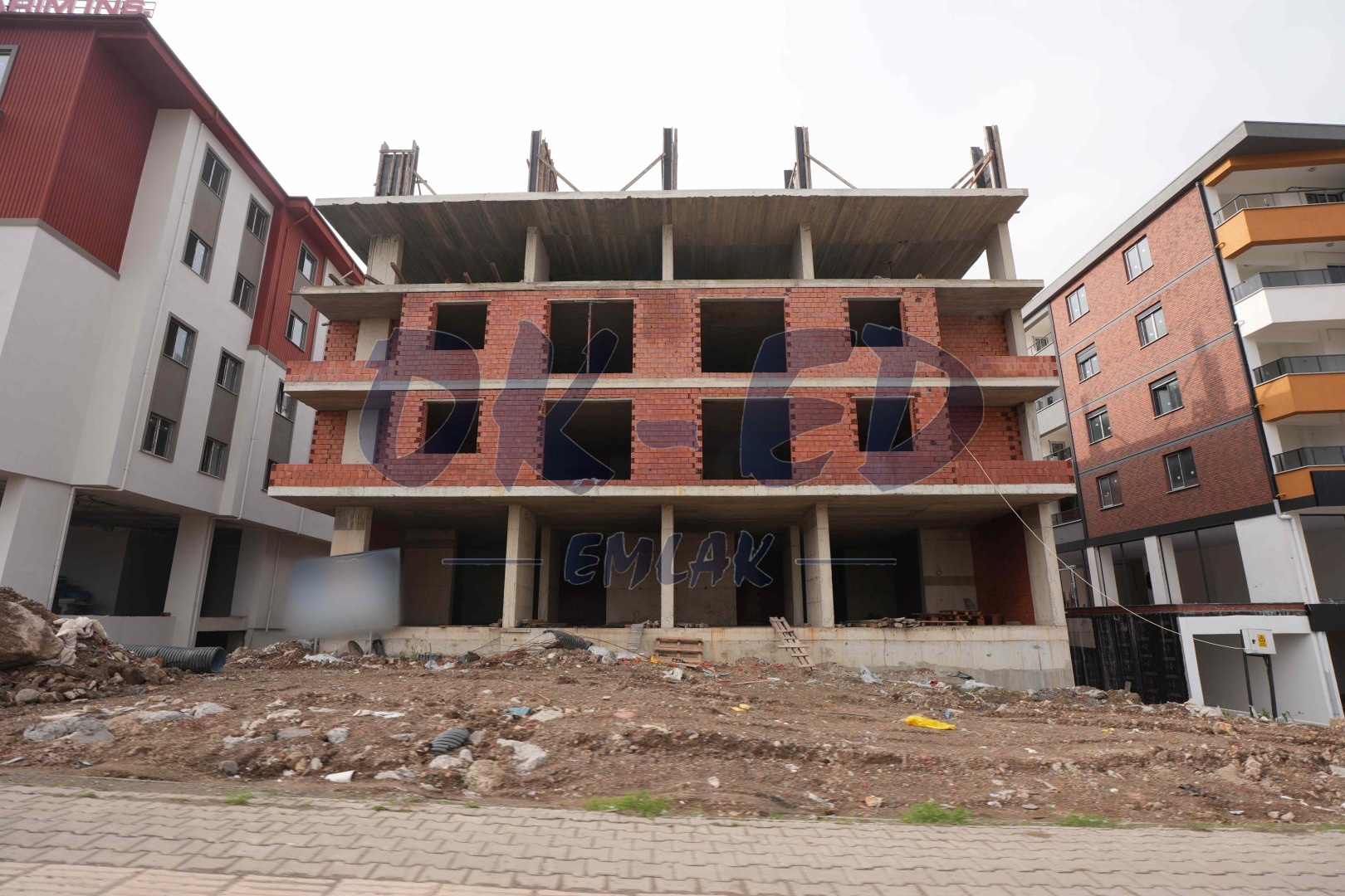 Belen Yeni Mahallede Ana Yola Cepheli Satılık 2 Adet Dükkan