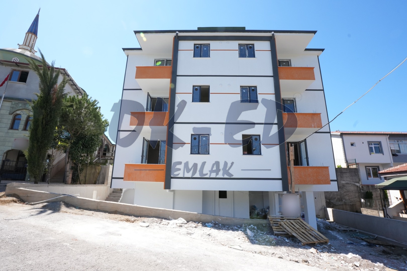 Uzunmehmet Mahallesinde Satılık 1+1 Daireler